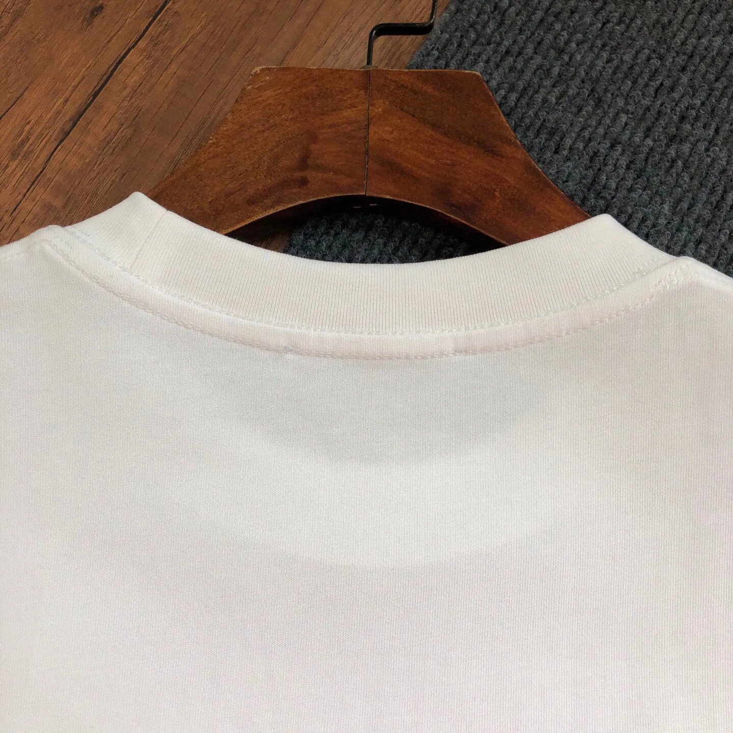 SAINT LAURENT SLP 2026New Arrival Gold logo T ⚠ ⚠ ⚠ Quality Same Style ， ， ， ， Versatile Quality : Black White Size : XS ～ L XS : 110 70 58.5 21.5 S : 114 72 60 22 M : 118 74 61.5 22.5 L : 122 76 63 23